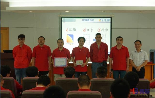 博革咨詢(xún)顧問(wèn)熊老師為獲獎(jiǎng)?wù)哳C獎(jiǎng)